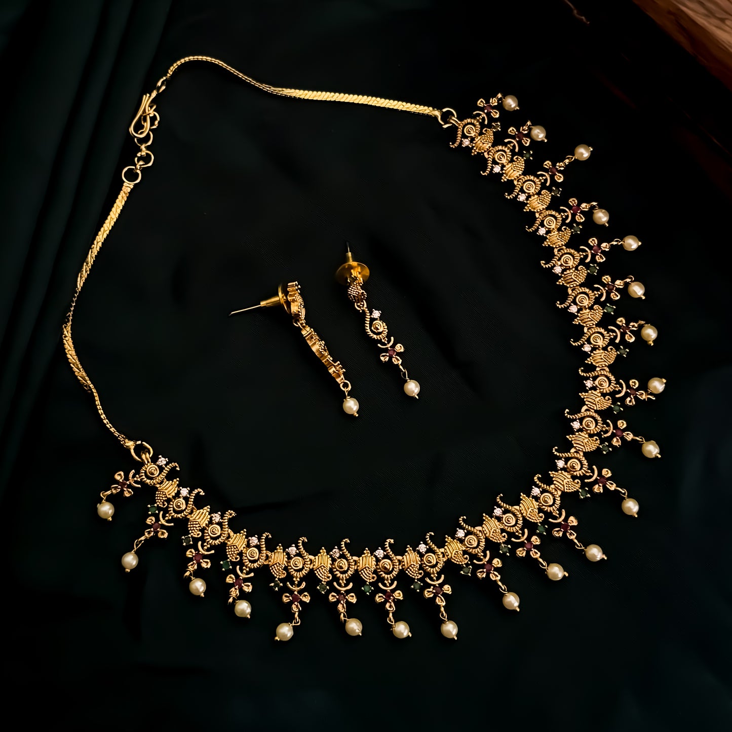 Aahna Minimal AD Necklace Set