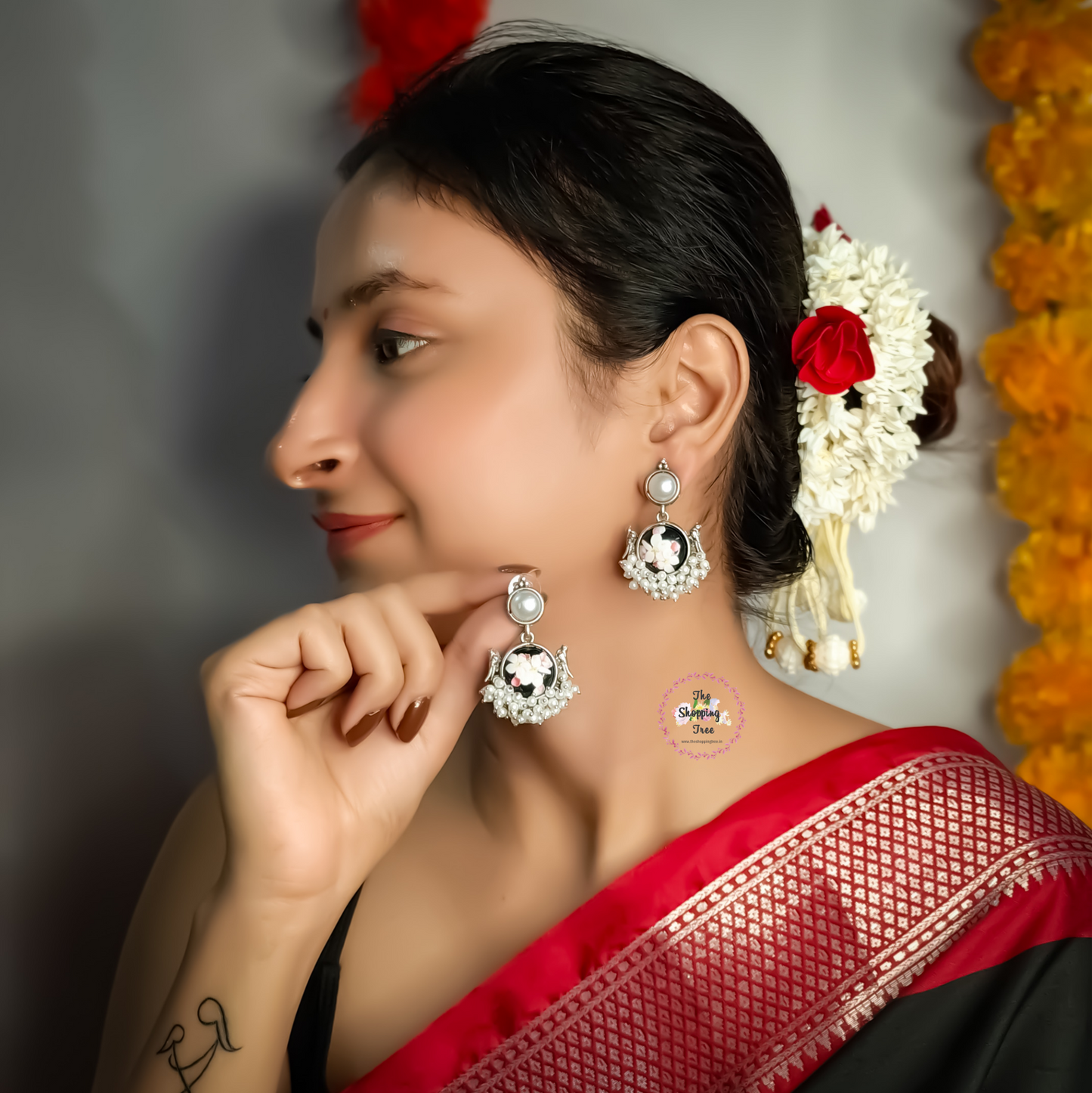 Floral Pearl Earring- Black