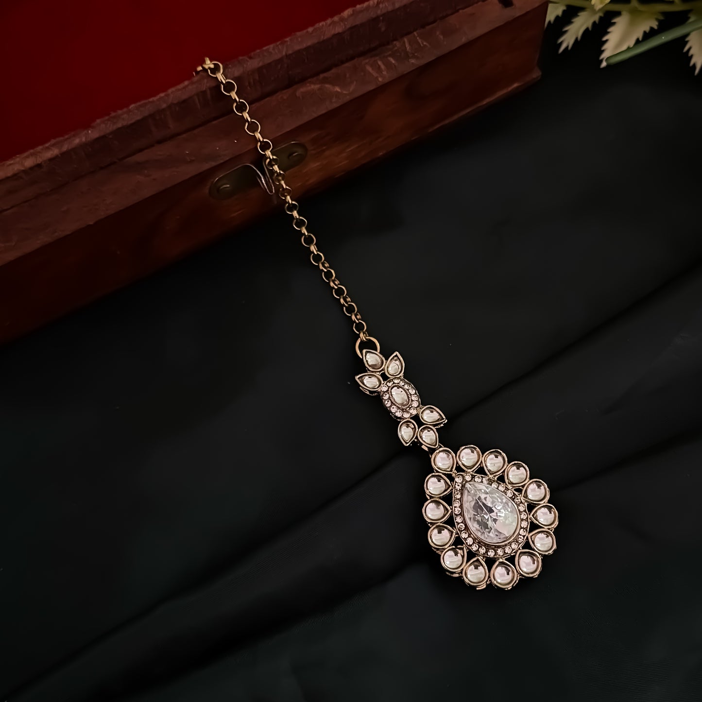 Israt Kundan Necklace Set - Golden
