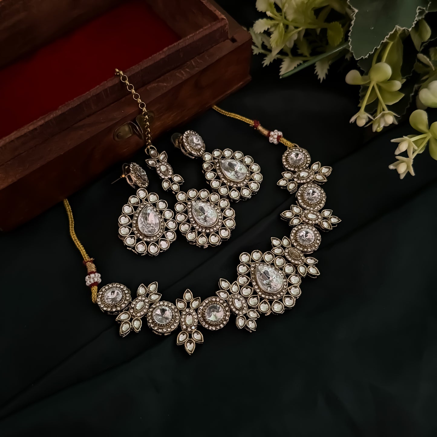 Israt Kundan Necklace Set - Golden