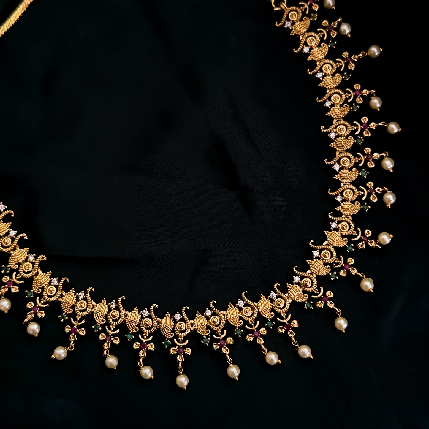 Aahna Minimal AD Necklace Set
