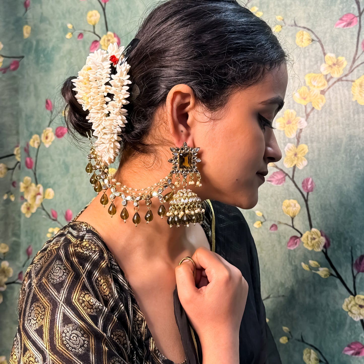 Manavi Mirror Jhumka with Teeka & Sahara- Mehendi Green