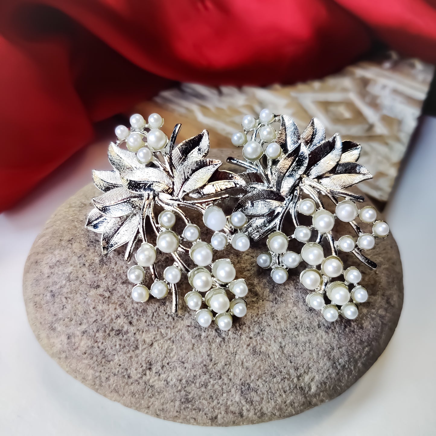 LEAF SILVER PEARL EMBELLISHED EARRING