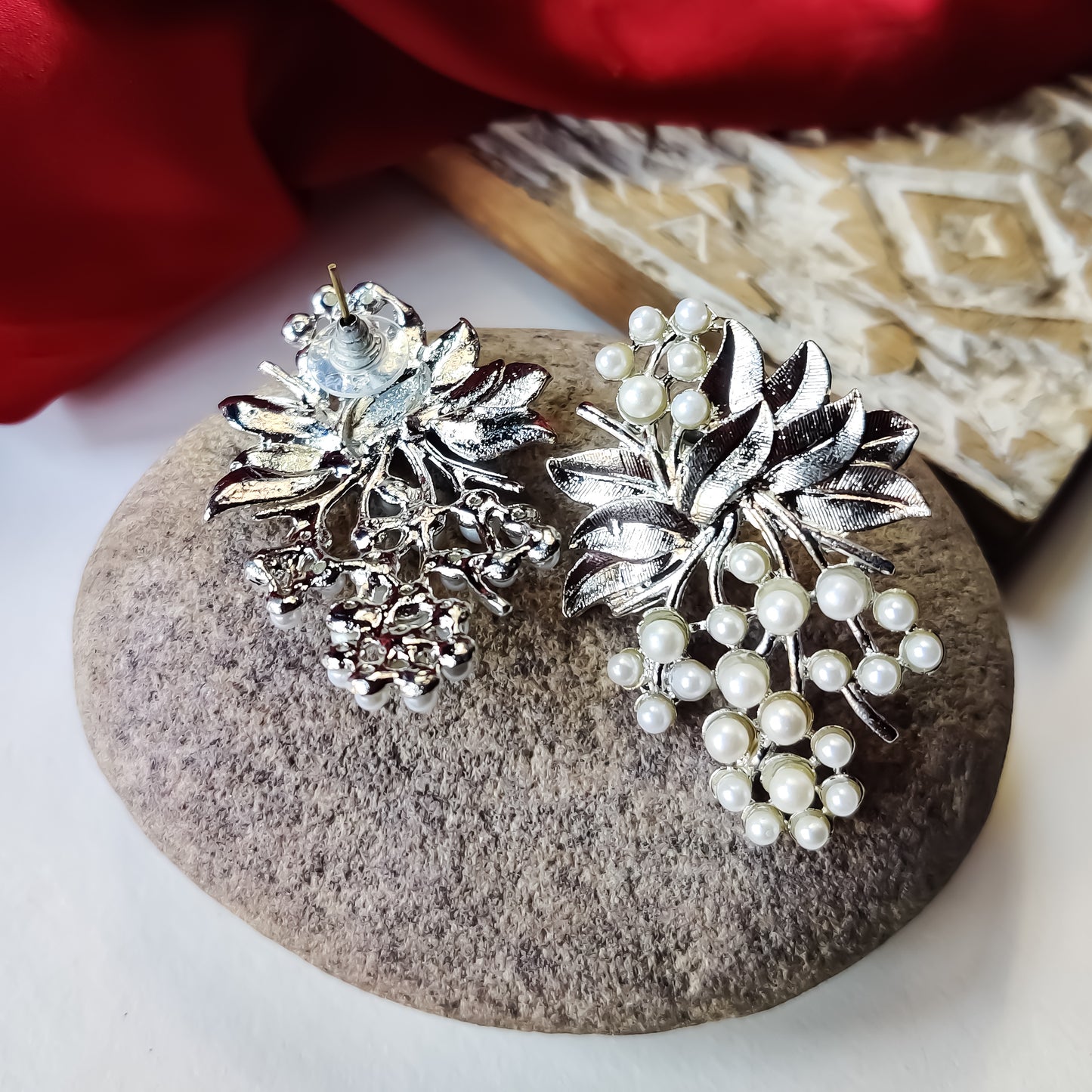 LEAF SILVER PEARL EMBELLISHED EARRING