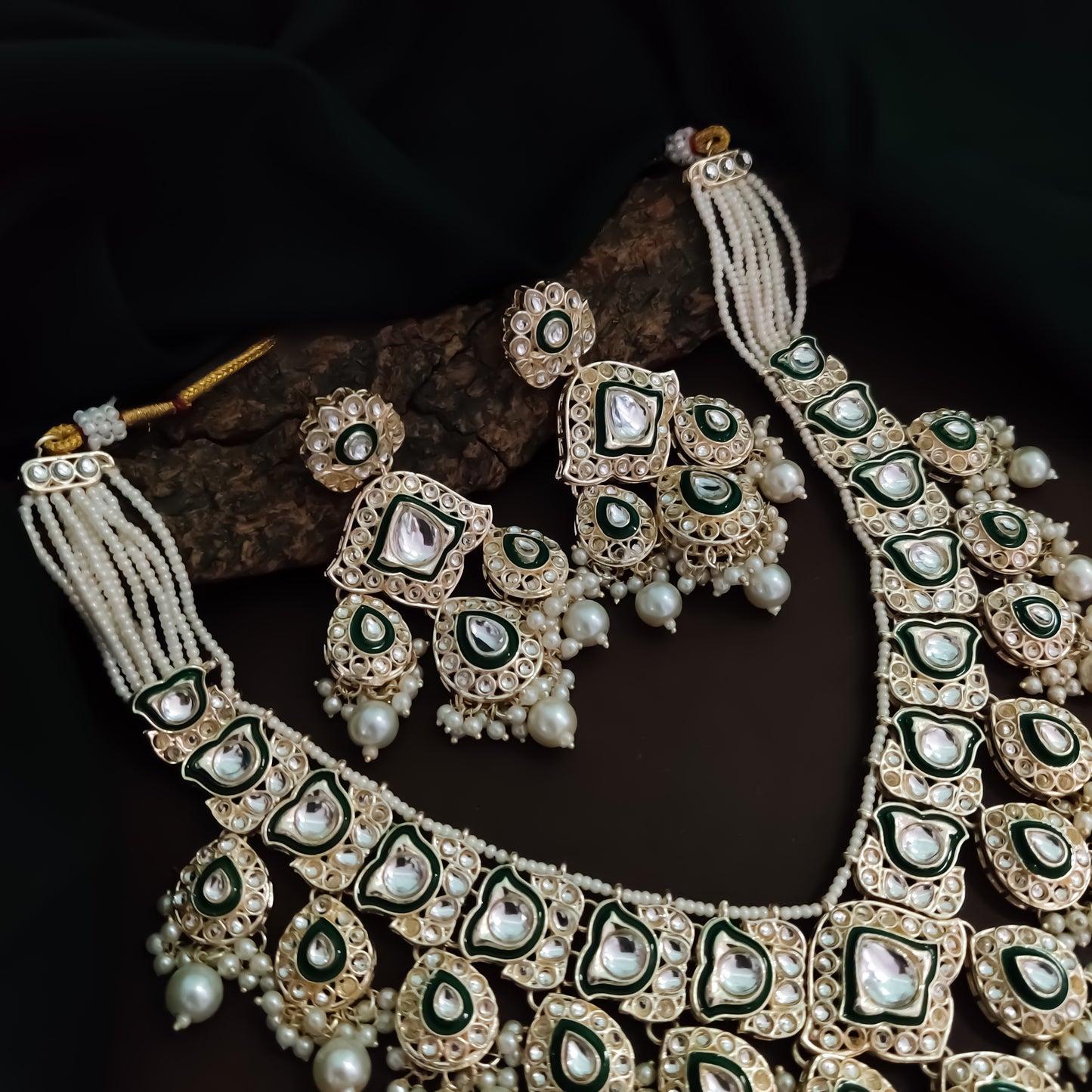 Niharika Kundan Necklace Set - Golden