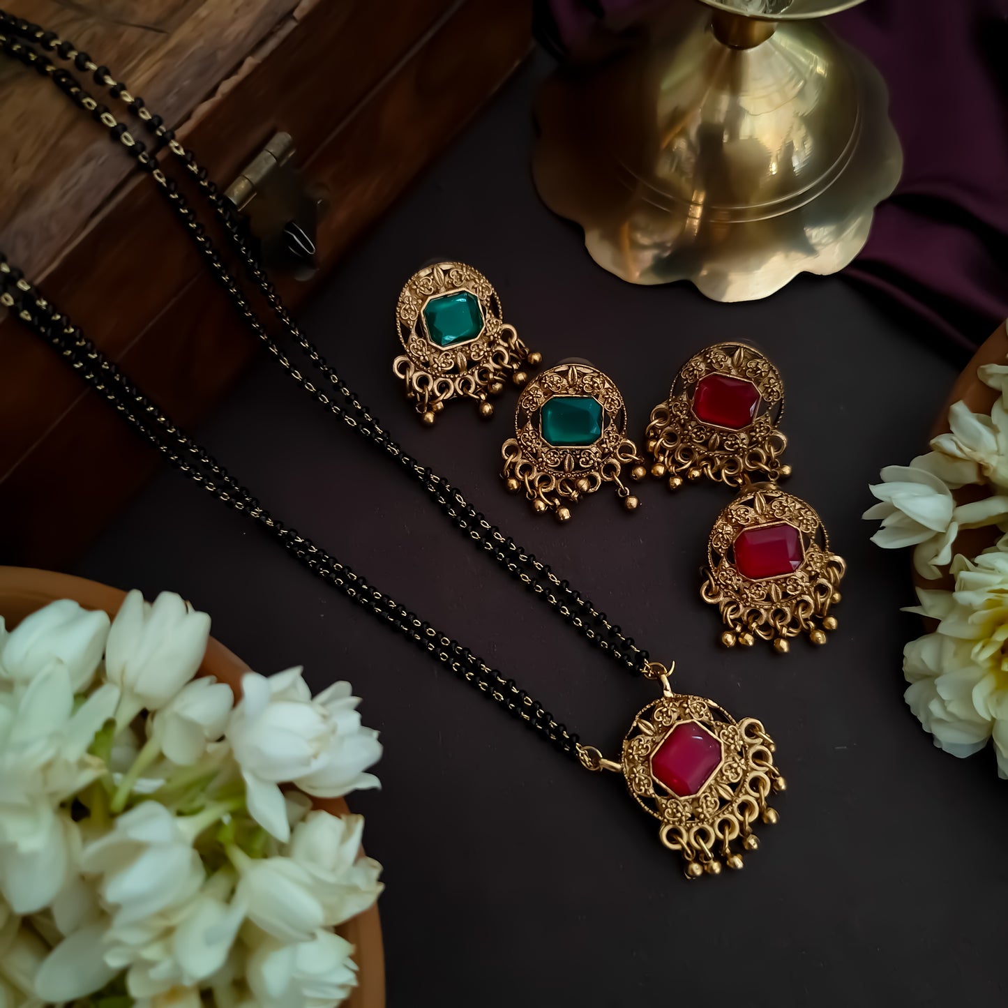 Yashasvi Reversible 2 IN 1 Mangalsutra (2 Pairs Earrings)