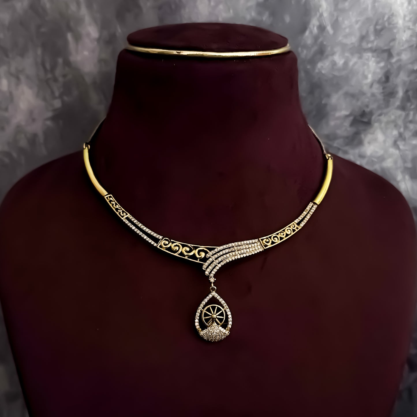 Breshna Minimal AD Hasli Necklace Set - Golden