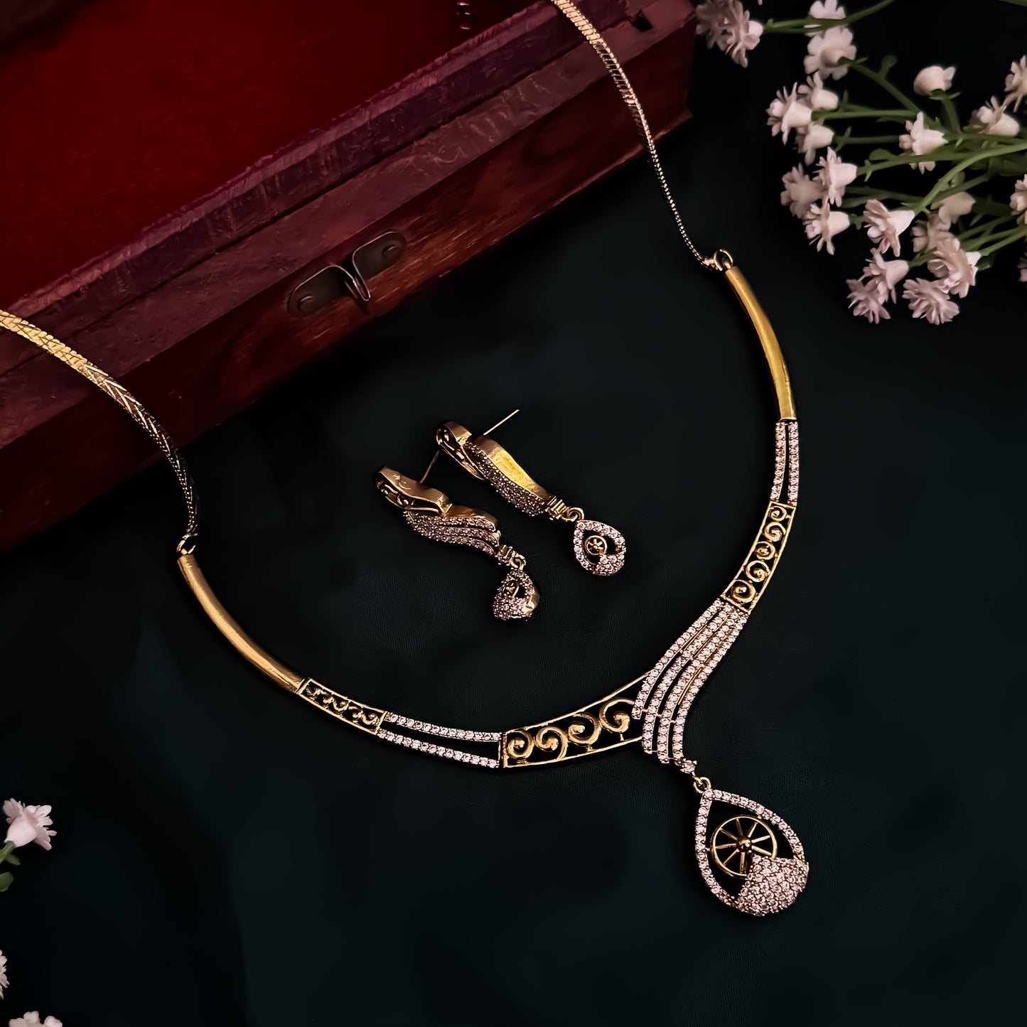 Breshna Minimal AD Hasli Necklace Set - Golden