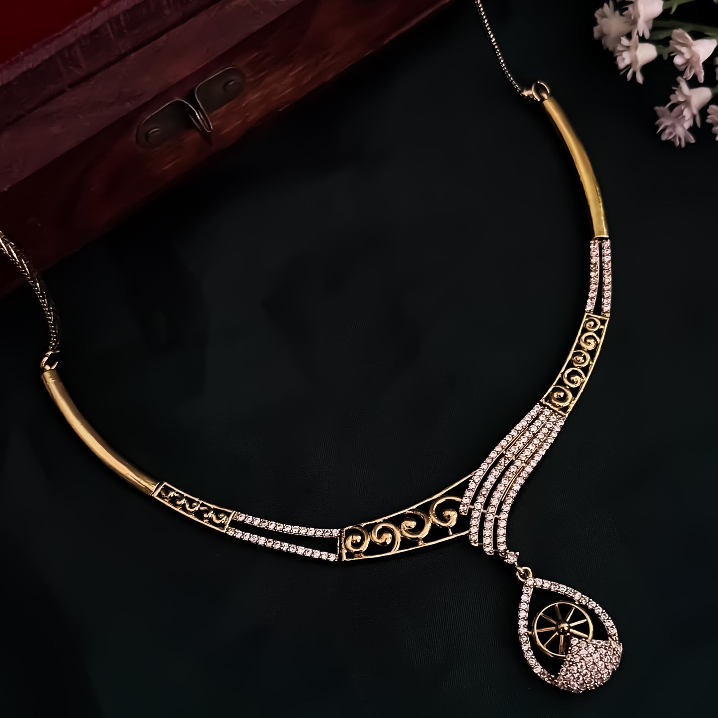 Breshna Minimal AD Hasli Necklace Set - Golden