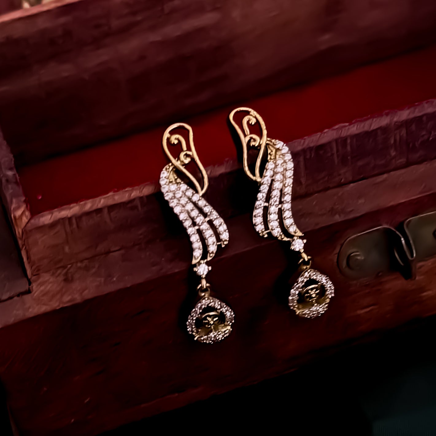 Breshna Minimal AD Hasli Necklace Set - Golden