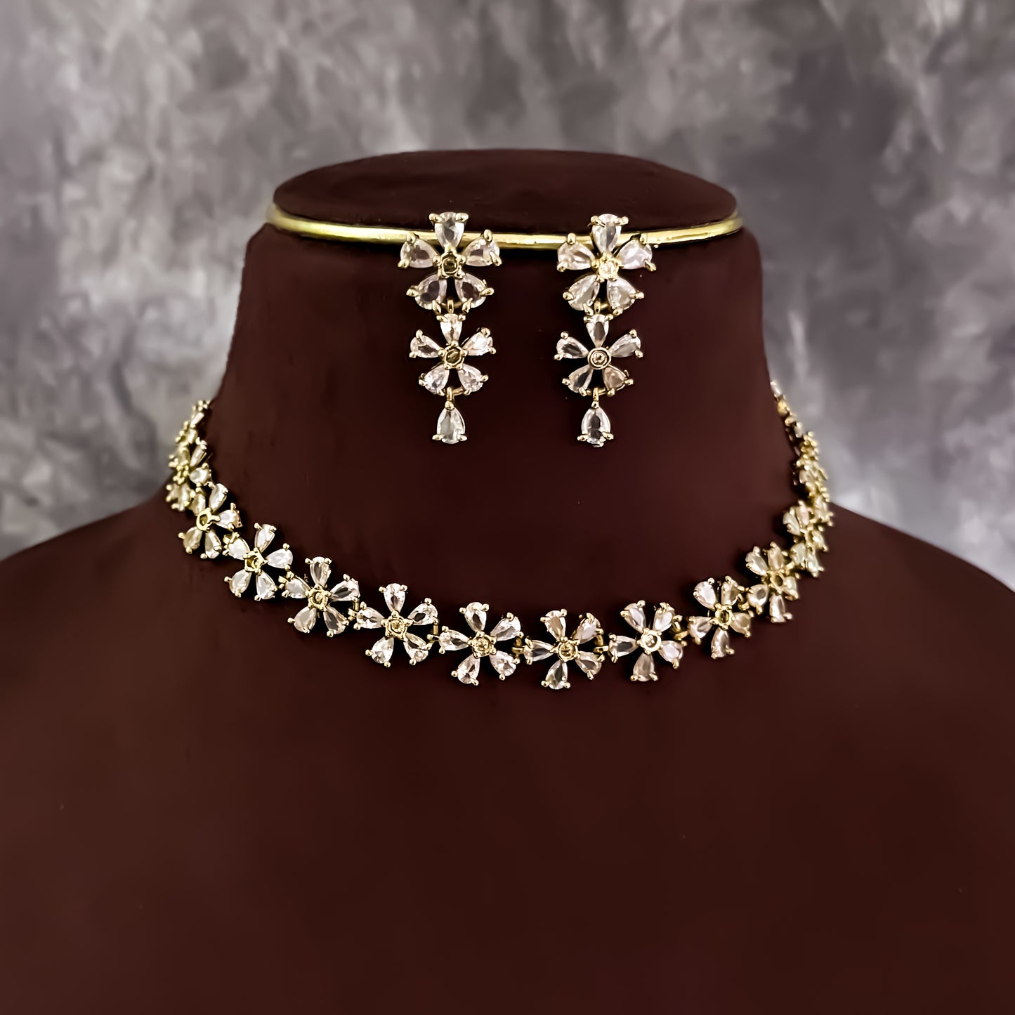 Giana Minimal AD Choker Necklace Set - Golden