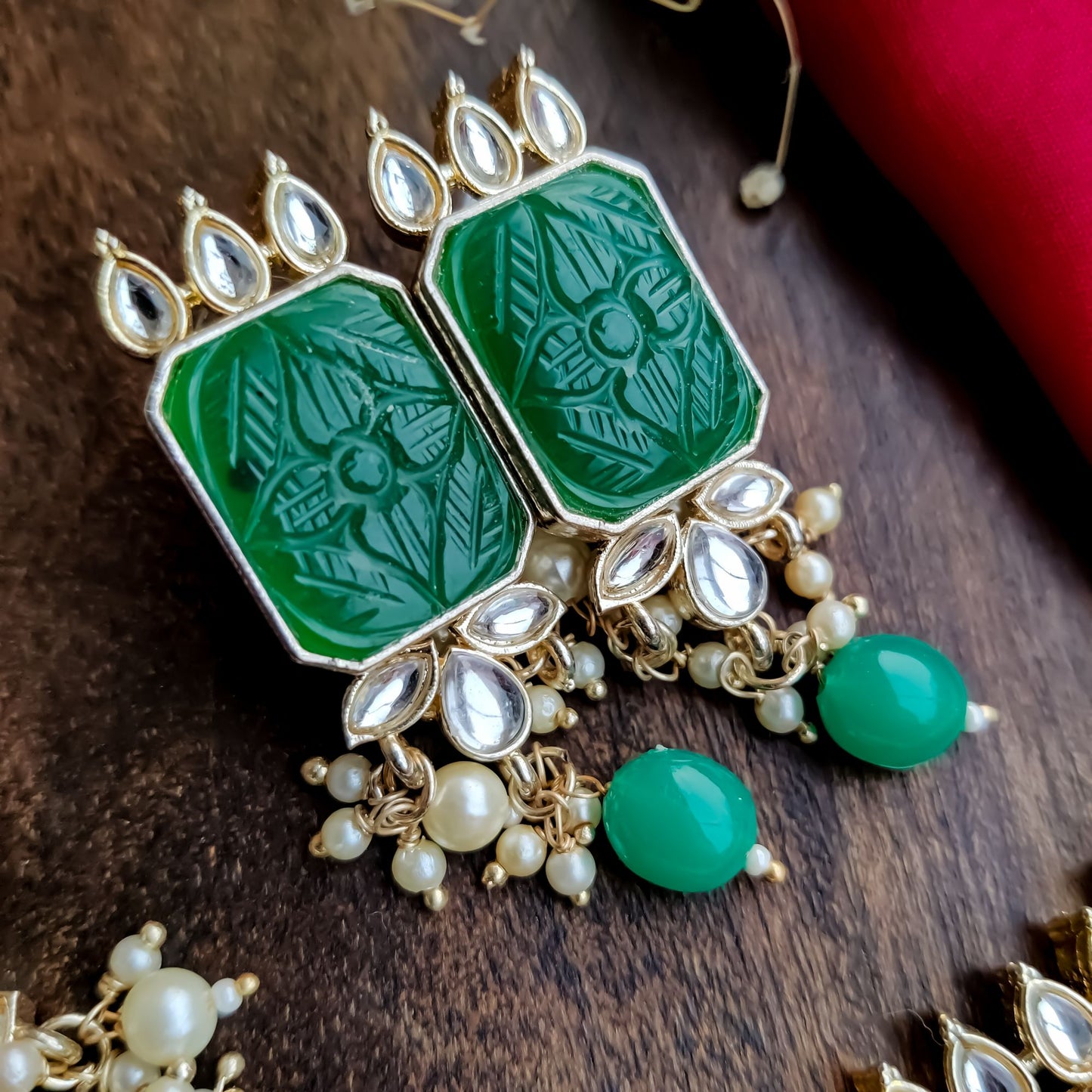 Kriti Carved Necklace Set - Green