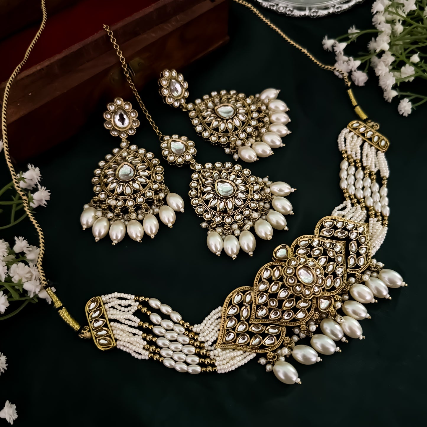 Mandana Kundan Pearl Necklace Set - Golden
