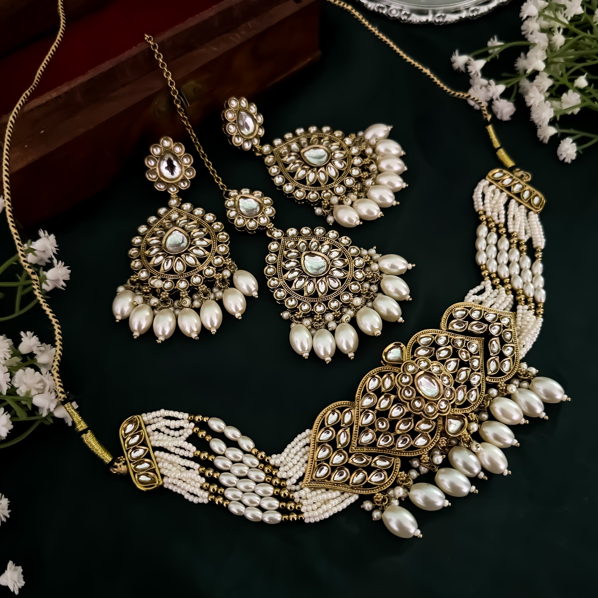 Mandana Kundan Pearl Necklace Set - Golden