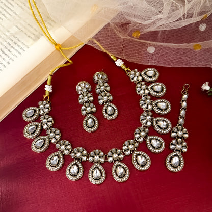 Golden Snigdha Kundan Choker Necklace Set
