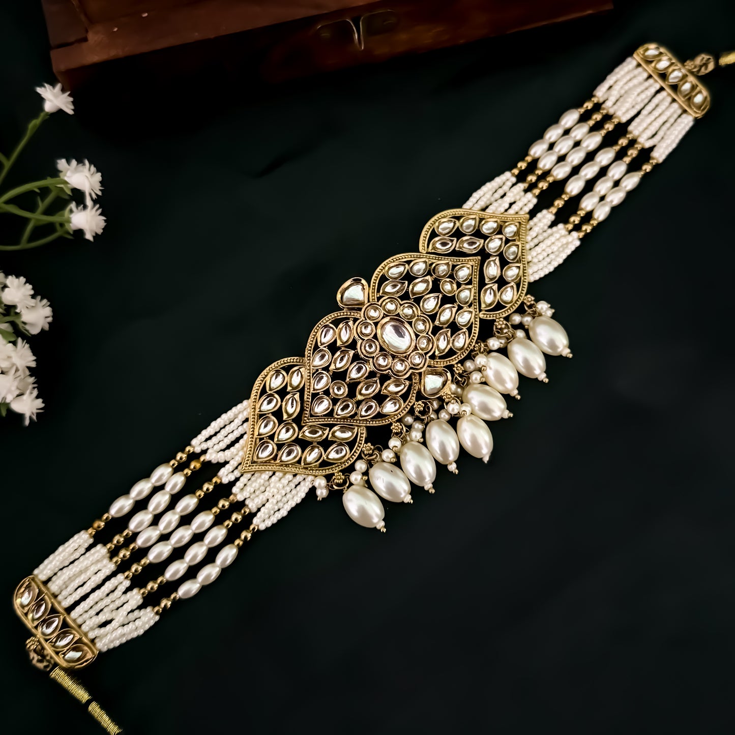 Mandana Kundan Pearl Necklace Set - Golden
