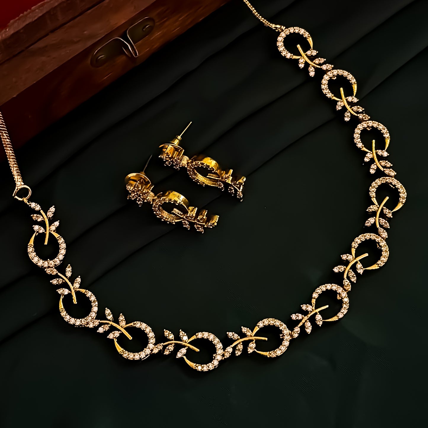 Harini Minimal AD Necklace Set