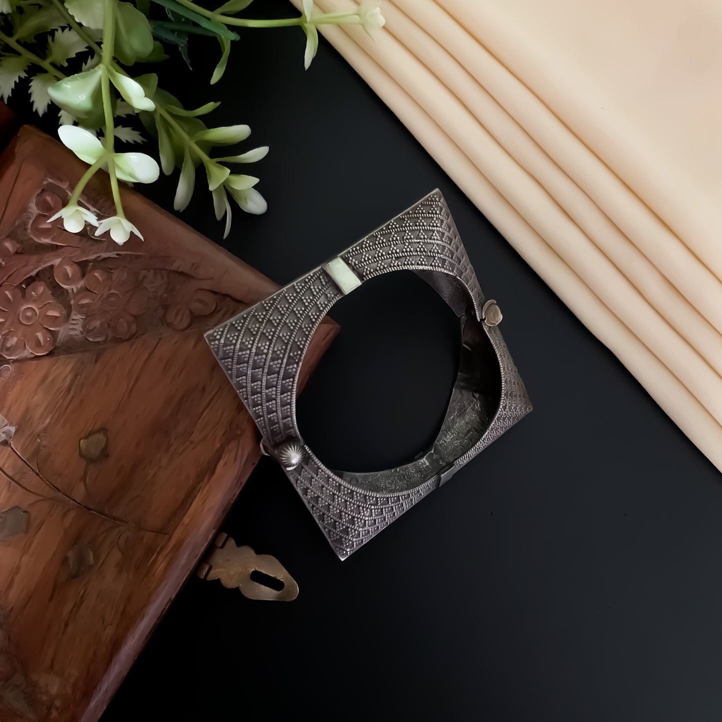 Rasika Craved SLA Openable Bracelet/Kada