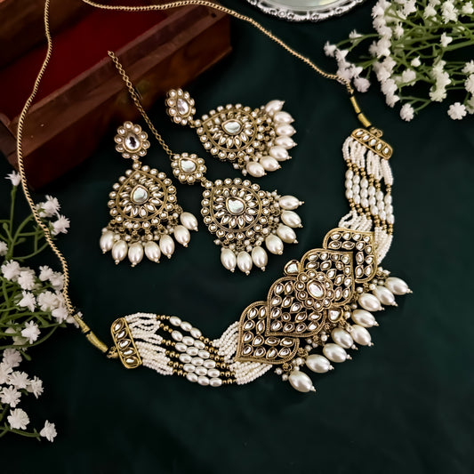 Mandana Kundan Pearl Necklace Set - Golden