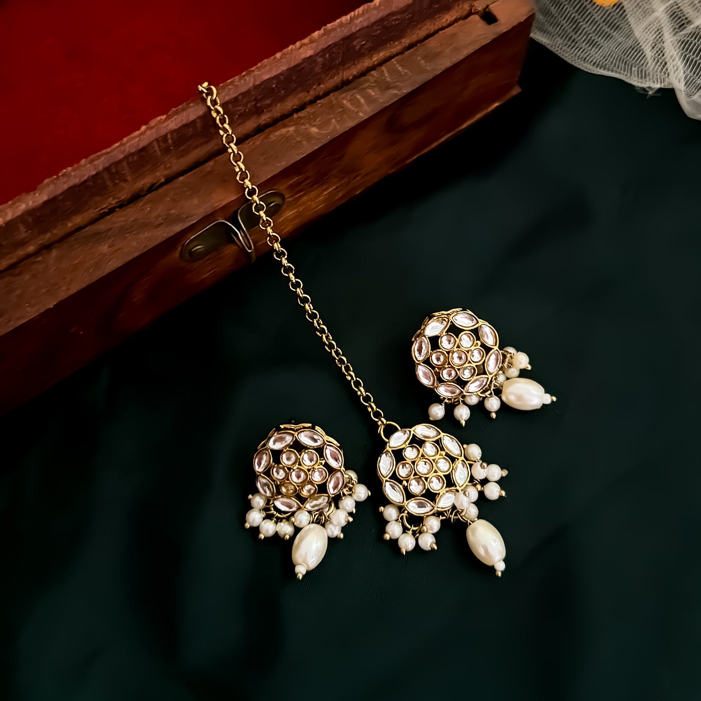 Mitali Kundan Sleek Golden Necklace Set with Earrings & Teeka