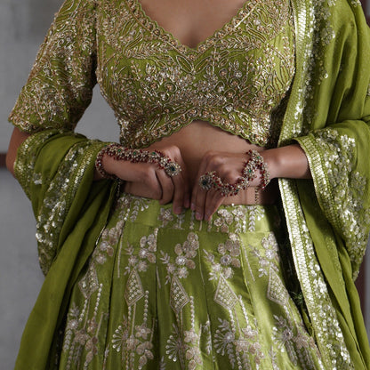 Nikhat Premium Reverse AD Haathphool - Maroon & Golden