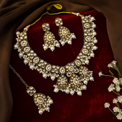 Golden Pallavi Kundan Choker Necklace Set