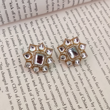 Shaheen Kundan Stud Earring - Golden