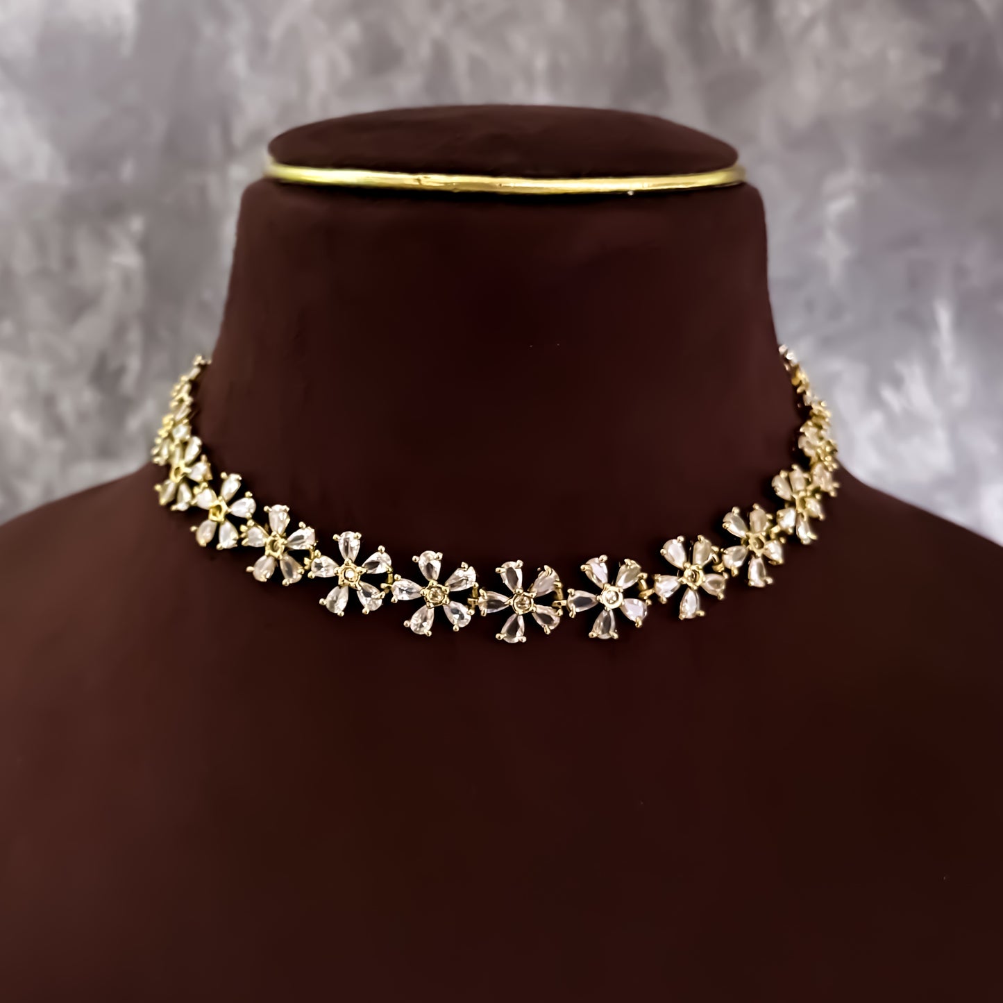 Giana Minimal AD Choker Necklace Set - Golden