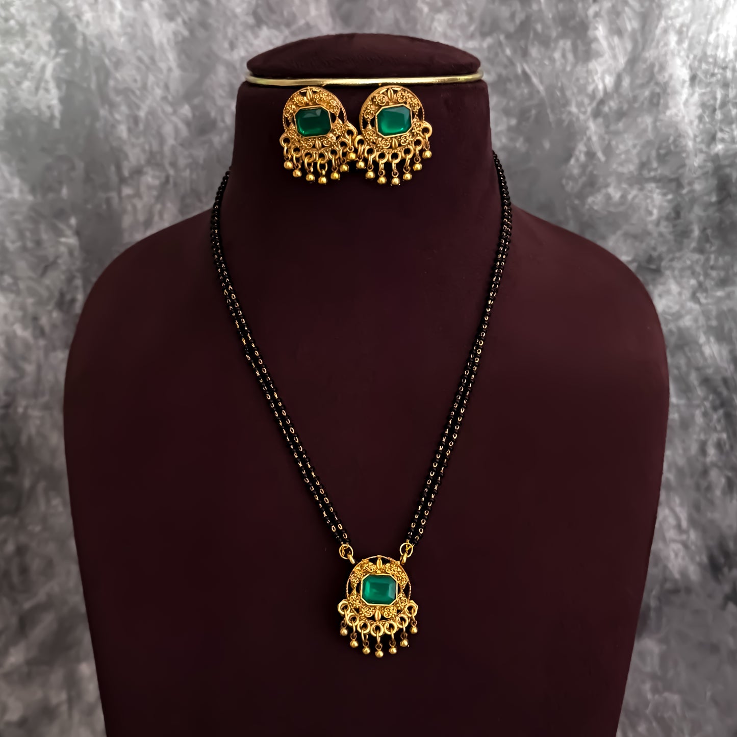 Yashasvi Reversible 2 IN 1 Mangalsutra (2 Pairs Earrings)