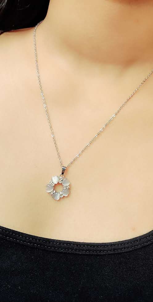 FLORAL STATEMENT NECKLACE