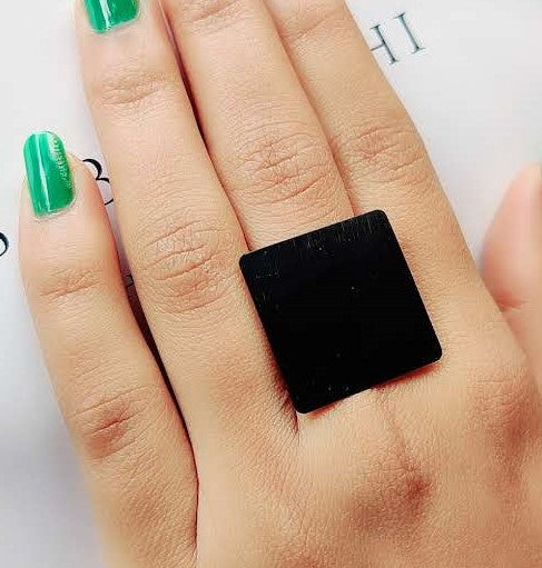 SQUARE BLACK STATEMENT ADJUSTABLE RING